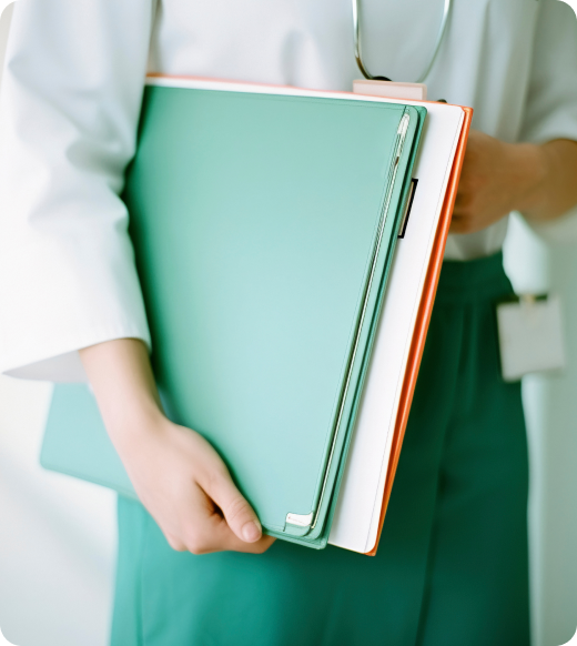 Врач с папкой